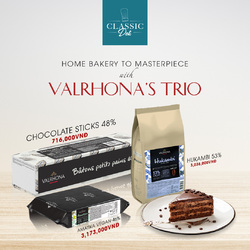 🔥 [NEW ARRIVALS] 𝐇𝐚̂𝐧 𝐡𝐚̣𝐧𝐡 𝐠𝐢𝐨̛́𝐢 𝐭𝐡𝐢𝐞̣̂𝐮 𝟑 𝐥𝐨𝐚̣𝐢 𝐬𝐨̂ 𝐜𝐨̂ 𝐥𝐚 𝐦𝐨̛́𝐢 𝐜𝐮̉𝐚 𝐕𝐚𝐥𝐫𝐡𝐨𝐧𝐚 𝐜𝐡𝐮𝐲𝐞̂𝐧 𝐝𝐮̣𝐧𝐠 𝐜𝐡𝐨 𝐜𝐚́𝐜 𝐦𝐨́𝐧 𝐛𝐚́𝐧𝐡 𝐜𝐚𝐨 𝐜𝐚̂́𝐩 🇫🇷

🇫🇷 Valrhona là một trong những thương hiệu sô cô la cao cấp nổi tiếng nhất thế giới, được thành lập tại Pháp. Sô cô la Valrhona được làm từ những hạt cacao chất lượng cao, được tuyển chọn kỹ lưỡng từ những khu vực trồng cacao nổi tiếng trên thế giới.

Dưới đây là 3 loại sô cô la chuyên dụng mới đến từ Pháp của thương hiệu Valrhona, được sử dụng phổ biến trong các món bánh cao cấp:

🍫 𝐇𝐮𝐤𝐚𝐦𝐛𝐢 𝟓𝟑% 𝐜𝐚 𝐜𝐚𝐨: Sô cô la đen đậm đà, ngọt thanh, mang hương vị sữa và hương thơm mạnh mẽ của ca cao Brazil.

🍫 𝐀𝐦𝐚𝐭𝐢𝐤𝐚 𝐯𝐞𝐠𝐚𝐧 𝟒𝟔% 𝐜𝐚 𝐜𝐚𝐨: Sô cô la vegan, phù hợp cho những vị khách ăn chay, mang hương vị của hạnh nhân và hạt ca cao đến từ Madagascar.

🍫 𝐒𝐨̂ 𝐜𝐨̂ 𝐥𝐚 𝐭𝐡𝐚𝐧𝐡 𝟒𝟖% 𝐜𝐚 𝐜𝐚𝐨:  Chứa hàm lượng ca cao trung bình, loại sô cô la này vừa đậm đà, ngọt thanh, lại có kết cấu ổn định, thích hợp cho các món bánh ngọt hoặc bánh mì ngọt.