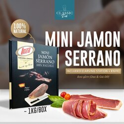 [𝐁𝐨̣̂ 𝐒𝐞𝐭 𝐐𝐮𝐚̀ 𝐓𝐚̣̆𝐧𝐠] 𝐓𝐡𝐢̣𝐭 𝐇𝐞𝐨 𝐌𝐮𝐨̂́𝐢 𝐒𝐞𝐫𝐫𝐚𝐧𝐨: 𝐇𝐮̛𝐨̛𝐧𝐠 𝐕𝐢̣ 𝐌𝐨́𝐧 𝐍𝐠𝐨𝐧 𝐍𝐠𝐨̣𝐜 𝐍𝐠𝐚̀ 𝐓𝐮̛̀ 𝐓𝐚̂𝐲 𝐁𝐚𝐧 𝐍𝐡𝐚✨✨

✨ Thịt heo muối Serrano đến từ thương hiệu 100 năm Loza, nơi sản xuất nên các loại heo muối hảo hạng nằm dưới chân dãy núi "La Requesta" Tây Ban Nha, có độ cao hơn 2000 mét. Mùa đông khắc nghiệt, mùa hè ngắn và nhẹ đó cũng là chìa khóa để làm khô thịt muối một cách độc đáo.

✨ Thịt heo muối được ủ trong 15 đến 24 tháng, sản phẩm Mini Serrano Ham 100% được làm từ giống thuần chủng mang lại chất lượng thịt cùng hương vị thơm ngon tuyệt hảo!

✨ Jamon Serrano là một trong những loại giăm bông ít muối nhất trên thị trường. Hương vị ngọc ngà và đậm đà được làm nên tầm vị ẩm thực cao cấp!
Bộ Set Combo bao gồm thịt heo muối Serrano, giá đỡ & dao sẽ là thức quà sang trọng và hoàn hảo để tặng bất kì đối tương nào!

✨ Giá ưu đãi chỉ áp dụng đến khi sản phẩm hết hàng!

𝐌𝐮𝐚 𝐍𝐠𝐚𝐲 𝐭𝐚̣𝐢 
https://classicdeli.vn/ho-chi-minh/en/meat/3706-fuet-extra-150g-loza.html